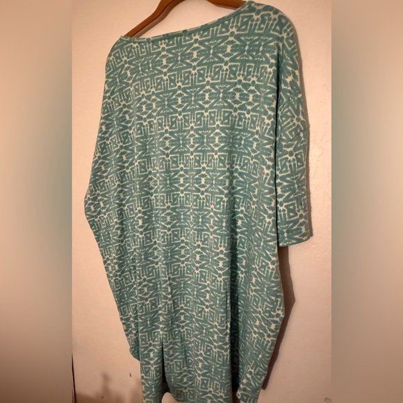 LuLaRoe Irma Top XL fits a 2X EUC - Picture 4 of 5